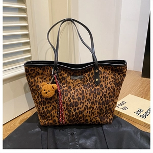 Detailansicht großer Cord-Shopper mit Leopardenmuster, Plüschbär und Schultergurten