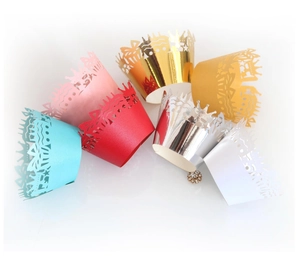 Caissettes à cupcakes en dentelle laser couronne en sept couleurs nacrées assorties