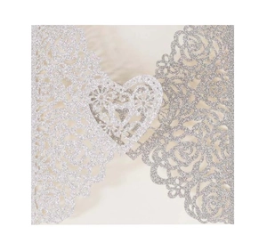 Détail de l'invitation à paillettes argentées avec motifs de roses et découpe laser cœur