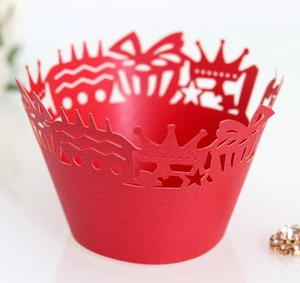 Caissettes à cupcakes rouges découpées au laser avec motifs de couronne et nœud