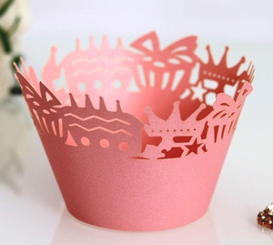 Caissettes à cupcakes roses découpées au laser avec motifs de couronnes et cadeaux