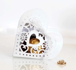 Boîte à dragées blanche ajourée au laser en forme de cœur avec ruban en organza chic