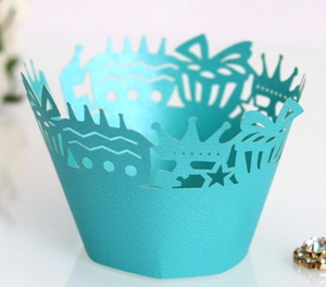 Détail de la caissette à muffin turquoise découpée au laser avec motifs couronne et nœud