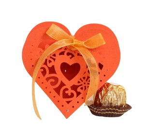 Boîte cadeau en forme de cœur découpée au laser orange avec ruban élégant