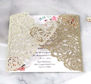 Détail de l'invitation de mariage dorée pailletée avec motifs découpés au laser