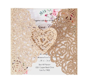 Détail de l'invitation de mariage pailletée or rose avec motifs de roses découpés au laser