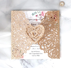 Faire-part mariage découpé au laser doré pailleté avec carte intérieure fleurie rose