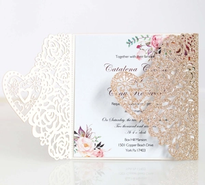 Détail de carte rose découpée au laser avec cœur pailleté et insert floral