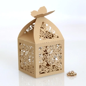 Elfenbeinfarbene Hochzeits-Geschenkbox mit Schmetterlings-Verschluss und Rosen-Hohlmuster