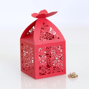 Elegante rote lasergeschnittene Hochzeits-Geschenkbox mit Rosenmuster und Schmetterling