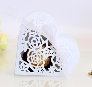 Boîte cadeau cœur découpée au laser avec motif de roses et élégant ruban en organza blanc