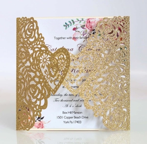Détail de l'invitation découpée au laser avec paillettes or rose et carte florale