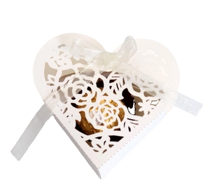 Boîte à bonbons cœur dorée brillante avec motifs roses découpés au laser et ruban blanc