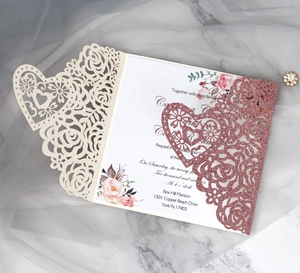 Détail macro de dentelle florale découpée au laser et carte d'invitation à paillettes roses