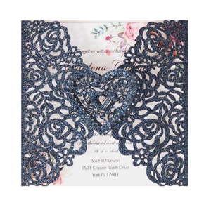 Détail de carte d'invitation pailletée bleu marine découpée au laser avec motifs de roses