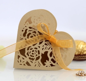 Détails macro de motifs de roses découpés au laser sur une boîte mariage dorée