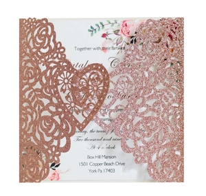 Invitation mariage pailletée or rose découpée au laser avec motifs cœur évidés