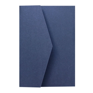 Vue détaillée de l'invitation en papier perlé bleu marine avec une texture de luxe