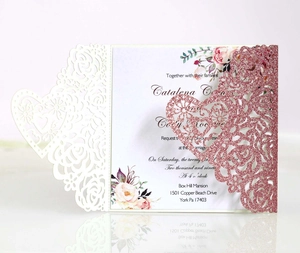 Détails de motifs de cœurs et roses découpés au laser sur carte d'invitation pailletée or rose