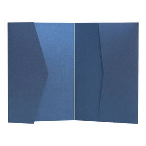 Détail d'une couverture d'invitation en papier nacré bleu foncé 250g avec double poche