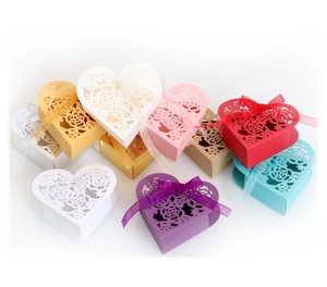 Boîtes à bonbons en papier en forme de cœur avec motif rose et rubans en soie colorés