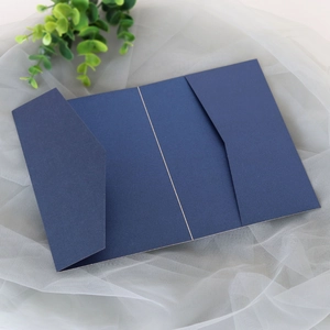Pochette d'invitation de mariage en papier perlé bleu foncé avec élégant rabat laser