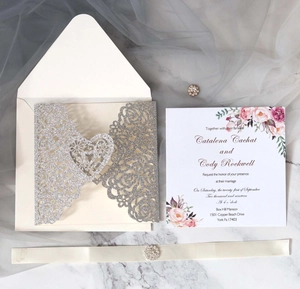 Vue détaillée de l'invitation de mariage découpée au laser avec paillettes et ruban