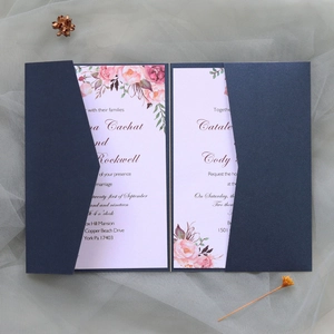 Détail de l'invitation découpée au laser en papier nacré bleu marine avec fleurs
