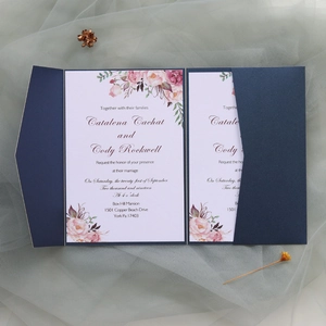 Détail d'invitation de mariage bleue découpée au laser avec motif floral aquarelle