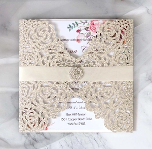 Détail d'invitation pailletée découpée au laser champagne doré avec boucle en strass