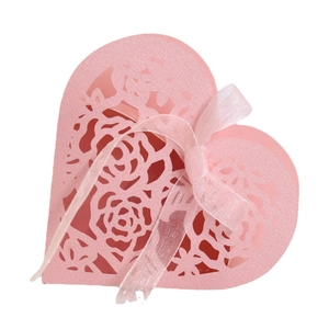 Scatola per bomboniere a cuore rosa con fiori intagliati al laser e nastro