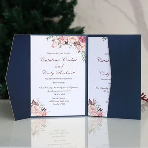 Détail de l'invitation de mariage bleu foncé nacré avec carte florale et reflet élégant