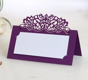 Élégante carte de table violette découpée au laser pour mariages et plans de table