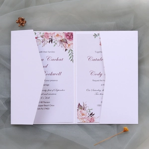 Détails de l'invitation de mariage découpée au laser avec insert floral très élégant