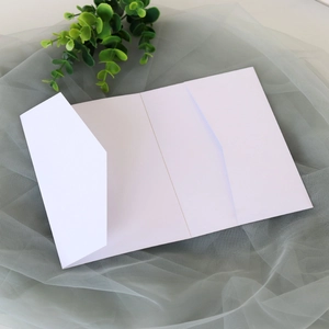 Vue rapprochée de la couverture d'invitation de mariage blanche à trois volets mats