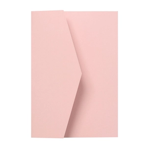 Détail d'une enveloppe rose clair 250g nacrée avec rabat en V et texture mate