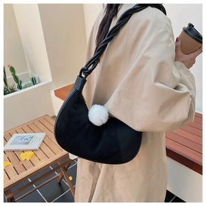 Détail d'un sac demi-lune en daim noir avec bandoulière en corde torsadée originale