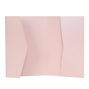 Détail de la couverture d'invitation de mariage en papier perlé rose avec pochette pliée
