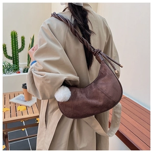 Sac croissant marron givré avec bandoulière tressée et charmant pompon blanc décoratif