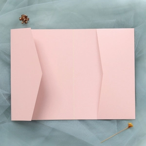 Détail de la pochette d'invitation de mariage rose à trois volets avec fentes en V sur tulle