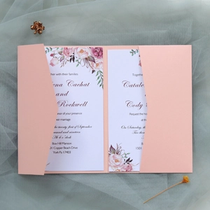 Détail de l'invitation de mariage découpée au laser rose avec carte interne rose aquarelle