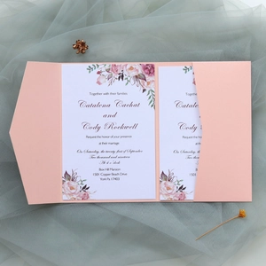 Détail du faire-part de mariage rose découpé au laser avec carte florale sur tulle doux