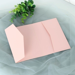 Vue détaillée d'une pochette d'invitation de mariage rose pliée en trois en papier perlé