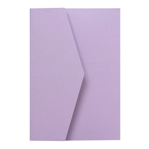 Détail macro de l'enveloppe en papier nacré lilas avec un rabat en V élégant