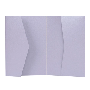 Détail de l'invitation de mariage nacrée lavande avec une texture subtilement scintillante
