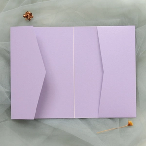 Vue à plat d'une pochette d'invitation lavande en papier perlé avec double poche en V