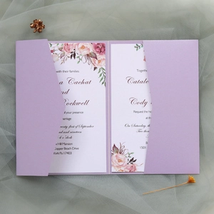 Couverture d'invitation de mariage lavande découpée au laser avec cartes à fleurs roses