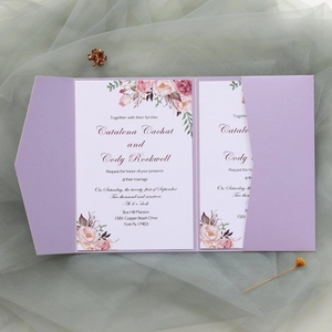 Détail du faire-part de mariage nacré lavande découpé au laser avec carte intérieure fleurie