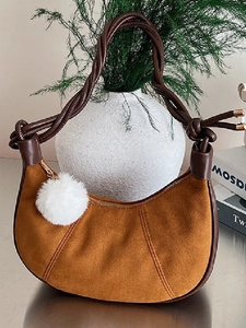 Sac à Épaule Hobo Rétro pour Femmes Texture Suédée Cuir PU Sac Croissant Bandoulière Tressée Avec Pendentif Boule de Poils