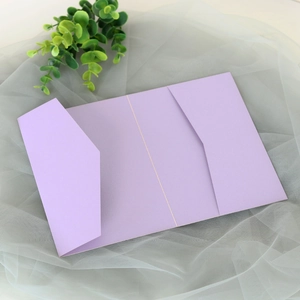 Détail de la pochette d'invitation pliée violet clair avec fentes pour cartes internes